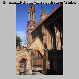 Filigranes Kirchenbauwerk aus Backstein